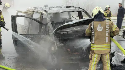 Arnavutköy'de seyir halindeki taksi alev alev yandı