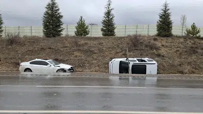 Afyonkarahisar'da otomobille hafif ticari aracın çarpıştığı kazada 6 kişi yaralandı