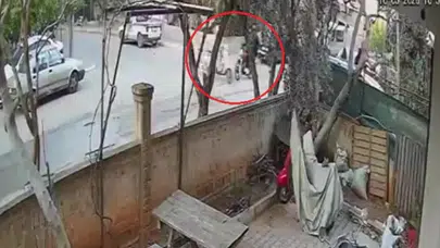 Antalya'da feci motor kazası kamerada: Mahalleli kasis için isyan etti