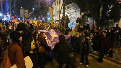 Beyoğlu'nda Kadınlar Günü yürüyüşünde 5 kişi gözaltına alındı
