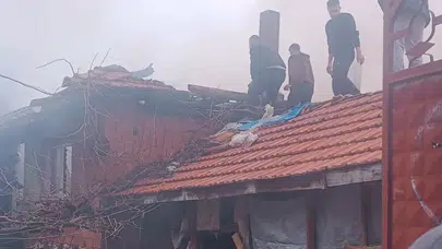 Kütahya Tavşanlı'da korkutan ev yangını : İki katlı bina küle döndü!