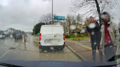 Bursa'da trafikte dehşet anları : 3 kişi sürücüye saldırdı