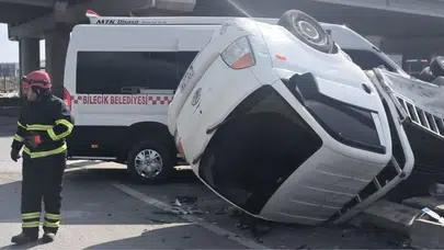 Minibüs ile kamyonet çarpıştı : 9 kişi yaralı şekilde kurtuldu