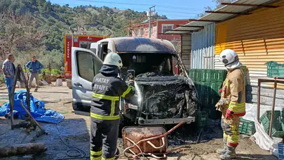 Arsuz’da park halindeki minibüs alev alev yandı
