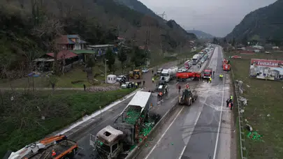 Sakarya'da zincirleme kaza : Ortalık savaş alanında döndü, 2 yaralı