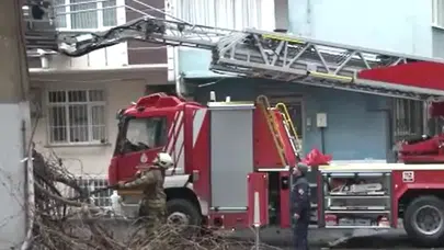 Bağcılar'da binanın çatısı çöktü : 2 araç hasar aldı