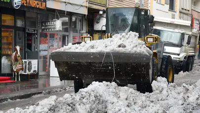 Kars'ta buz ve kar kütleleri ilçe dışına taşınıyor