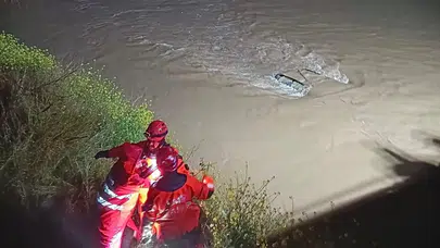 İzmir'de feci kaza : Araç dereye uçtu, sürücü mahsur kaldı