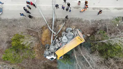 Kastamonu'da korkunç kaza : Sürücü fenalaştı, kamyon şarampole devrildi
