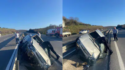 Sakarya'da otomobil bariyerlere çarptı : 2 kişi yaralandı