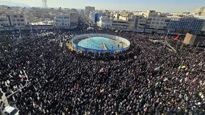 İran ayağa kalktı : Hamaney için yüz binler meydanlara döküldü