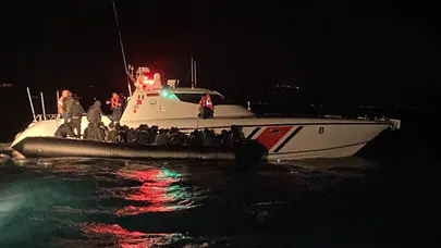 Ayvalık açıklarında sürüklenen bottaki 39 göçmen kurtarıldı