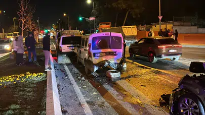 Küçükçekmece'de 8 araçlı zincirleme trafik kazası : Yaralılar var