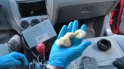 Samsun'da oto teybin arkasına saklanan uyuşturucu bulundu