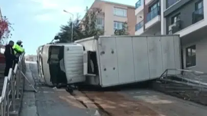 Ankara'da yokuşu tırmanamayan kamyonet devrildi : 1 yaralı