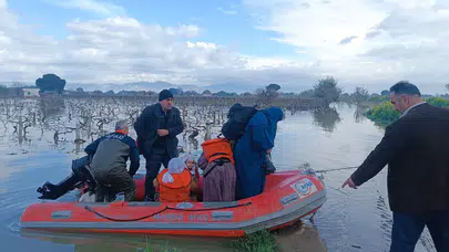 Manisa'da Gediz Nehri taştı : Selde mahsur kalan 10 kişilik aile botlarla kurtarıldı