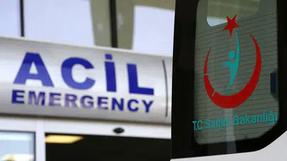 İzmir'de korkutan kaza ! Futbolcuları taşıyan midibüs devrildi