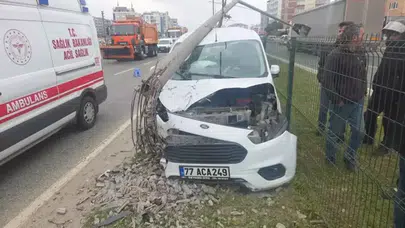 Bursa'da otomobil aydınlatma direğine çarptı : 2 yaralı