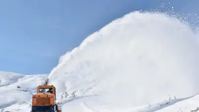 Hakkari'de kar etkisi : 74 yerleşim yeri ulaşıma kapandı
