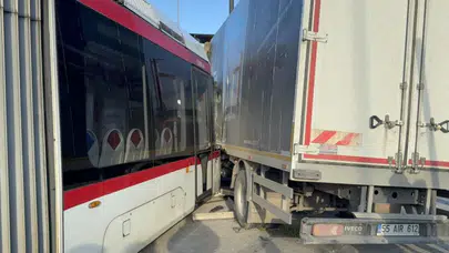 Samsun'da tramvay ile kamyon çarpıştı : Yaralılar var