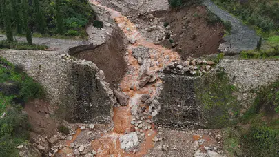 Hatay'da aşırı yağış sel getirdi : Dere debisi yükseldi, köprü yıkıldı ve yol çöktü