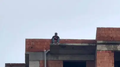 Antalya'da bir adam eşine kızıp 9 katlı binanın çatısına çıktı