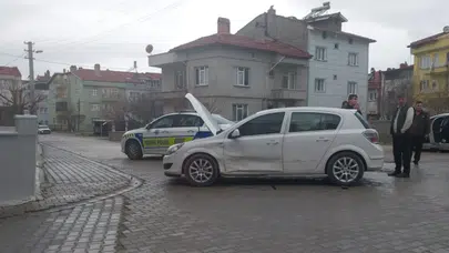 Tavşanlı'da iki otomobil çarpıştı : 1'i bebek 3 kişi yaralandı