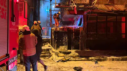 Bahçelievler'de hurda malzemelerinin olduğu depo alevlere teslim oldu