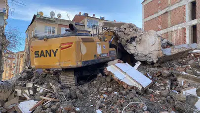 Elazığ'da ağır hasarlı binanın enkazı iş makinesinin üzerine yıkıldı