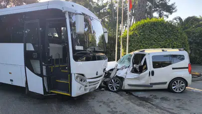 Manavgat'ta servis otobüsü ile hafif ticari araç çarpıştı : 1 yaralı