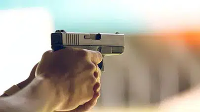 Esenyurt'ta bir adam eşine kızdı, sokakta ateş ederek dolaştı