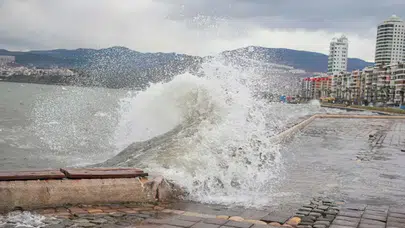Ege Denizi için fırtına uyarısı : Rüzgarın hızı 75 kilometreye ulaşacak