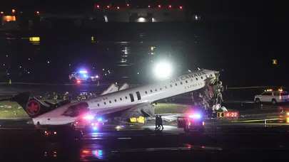 ABD'de yolcu uçağı iniş yaparken itfaiye aracına çarptı