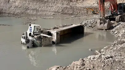 Kütahya'da hafriyat kamyonu devrildi : Sürücü hayatını kaybetti