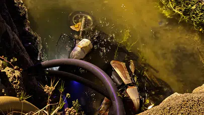 Mersin Bozyazı'da feci kaza : Otomobilin çarptığı elektrikli bisiklet kanala uçtu! 1 ölü, 1 yaralı