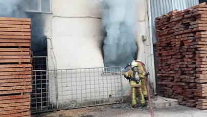 Bursa'da yangın : Kereste deposu alev alev yandı