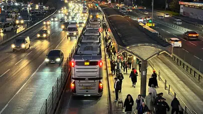 Bahçelievler'de yola düşen kadının ayağının üzerinden metrobüs geçti
