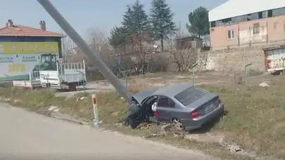 Kütahya Tavşanlı’da otomobil elektrik direğine çarptı : 1 yaralı