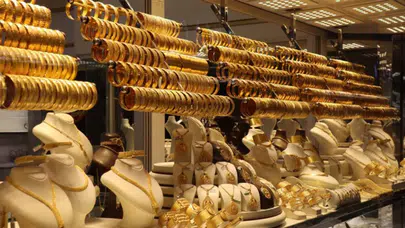 Antalya'da müşterilerini dolandırdığı iddia edilen kuyumcu aranıyor