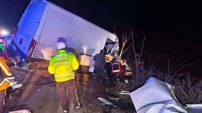 Edirne Keşan'da kamyonet ile tır çarpıştı : 2 ölü , 1 yaralı