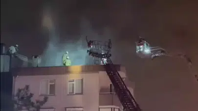 Üsküdar’da 5 katlı binanın çatı katında yangın çıktı