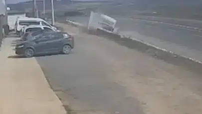 Çatalca’da kamyon refüje çarptı : Kaza güvenlik kamerasına yansıdı