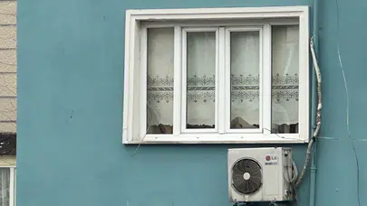 Fatih'te çöken binalardan parçalar koptu, çevre evlere isabet etti