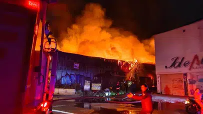 İzmir Buca'da mobilya fabrikasında korkutan yangın! Alevler atölye ve depolara sıçradı