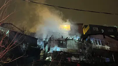 Sarıyer'de iki gecekondu alevlere teslim oldu