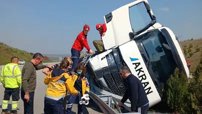 İstanbul-İzmir Otoyolu'nda kaza : Tek taraflı kazada sürücü araca sıkıştı