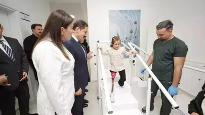 Hatay'da 7 yaşındaki depremzede Zeynep, protez bacakla yeniden yürümeye başladı