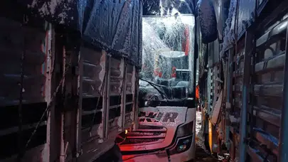 Bitlis'te otobüs tıra çarptı , 8 kişi yaralandı