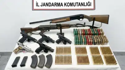 Diyarbakır'da kaçak silah operasyonu : AK-47 ve çok sayıda tabanca ele geçirildi
