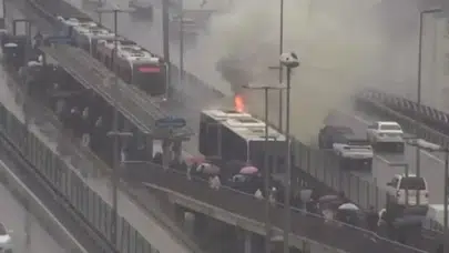 Perpa metrobüs durağında bir metrobüste yangın çıktı